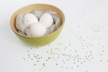 Paskalya. Bir kasede yumurta. Gümüş. Bokeh