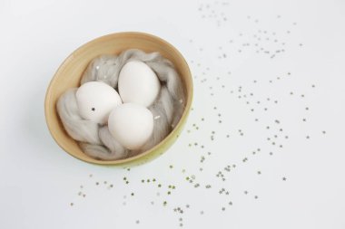 Paskalya. Bir kasede yumurta. Gümüş. Bokeh