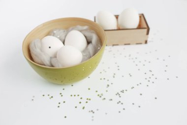 Paskalya. Bir kasede yumurta. Gümüş. Bokeh