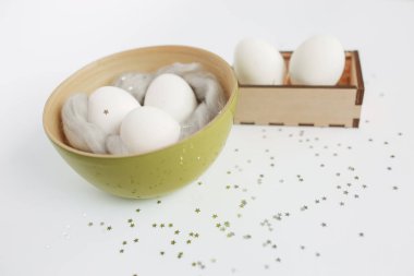 Paskalya. Bir kasede yumurta. Gümüş. Bokeh