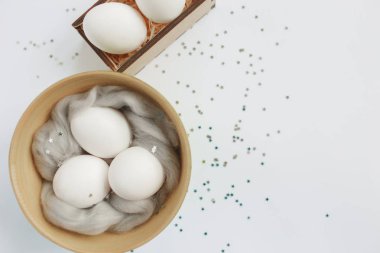 Paskalya. Bir kasede yumurta. Gümüş. Bokeh