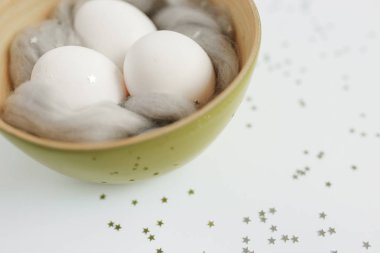 Paskalya. Bir kasede yumurta. Gümüş. Bokeh