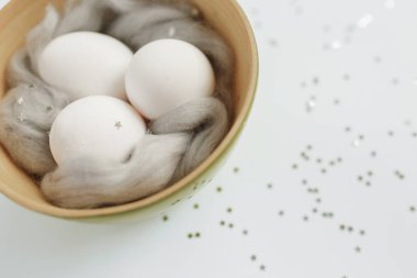 Paskalya. Bir kasede yumurta. Gümüş. Bokeh