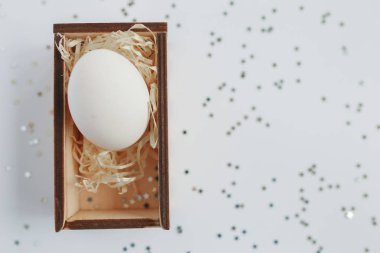 Paskalya. Paskalya yumurtaları mezarda. Gümüş. Bokeh.