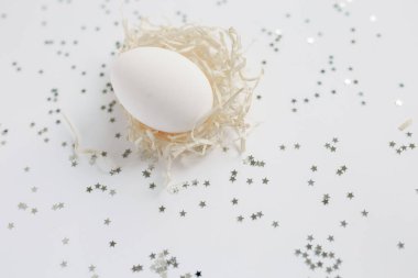 Paskalya. Beyaz Paskalya yumurtası. Gümüş. Bokeh.