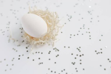Paskalya. Beyaz Paskalya yumurtası. Gümüş. Bokeh.