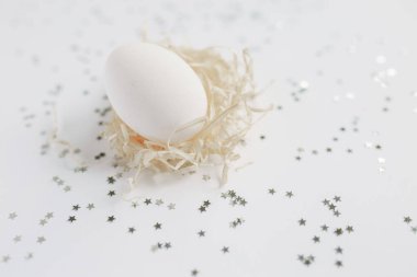 Paskalya. Beyaz Paskalya yumurtası. Gümüş. Bokeh.