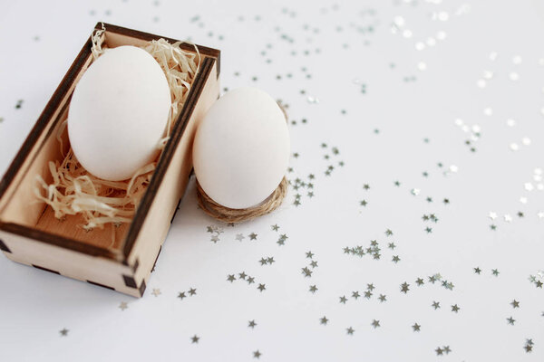 Пасха. Пасхальные яйца в деревянной коробке. Сильвер. Боке
.