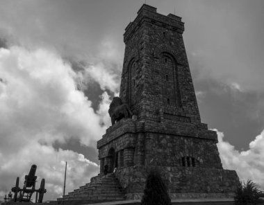 Shipka anıtı, Bulgaristan'ın ortasında anıt