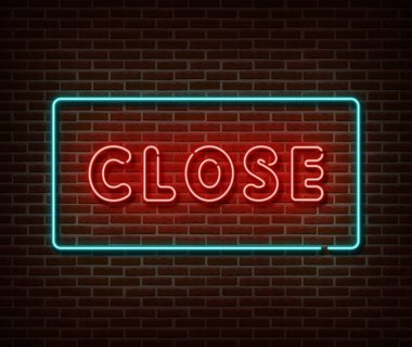 Neon kapalı işaret vektörü tuğla duvarda izole edildi. Levha ışığı sembolünü kapat, dekorasyon efekti. Neon illüstrasyonu