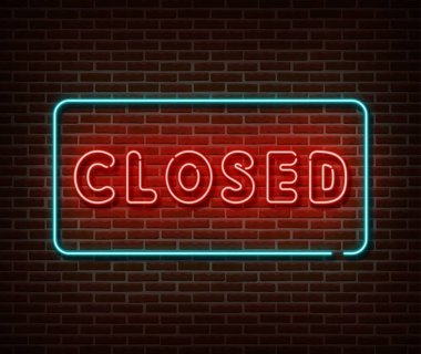 Neon kapalı işaret vektörü tuğla duvarda izole edildi. Levha ışığı sembolünü kapat, dekorasyon efekti. Neon illüstrasyonu