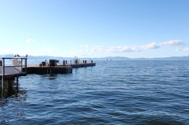 Lake Tahoe plaja görünümünü.