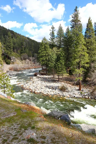 Bir nehir rapids California enroute Lake Tahoe dağlarda ile.