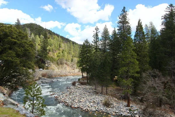 Une Rivière Avec Des Rapides Dans Les Montagnes Californie Route — Photo
