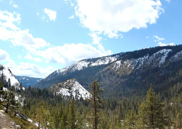 Sebuah Jalan Danau Tahoe Dengan Pegunungan Yang Tertutup Salju — Stok Foto