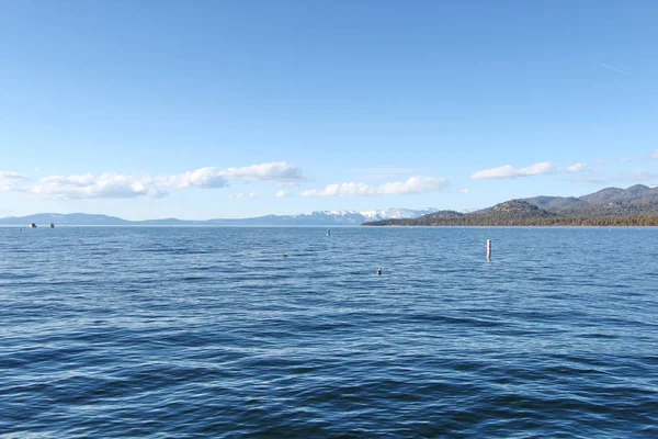 Lake Tahoe plaja görünümünü.
