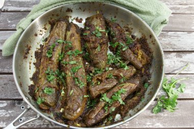 Doldurulmuş patlıcan ya da Bharwa Baigon, Hint kokulu patlıcan soğan sarımsak ve pamchphoran ile doldurulmuş baharat ve çörek otu tohumu içinde pişmiş.