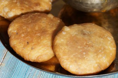 A yakın çekim bir plaka üzerinde Khasta kachauri,.