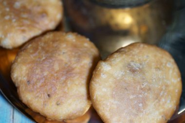 A yakın çekim bir plaka üzerinde Khasta kachauri,.