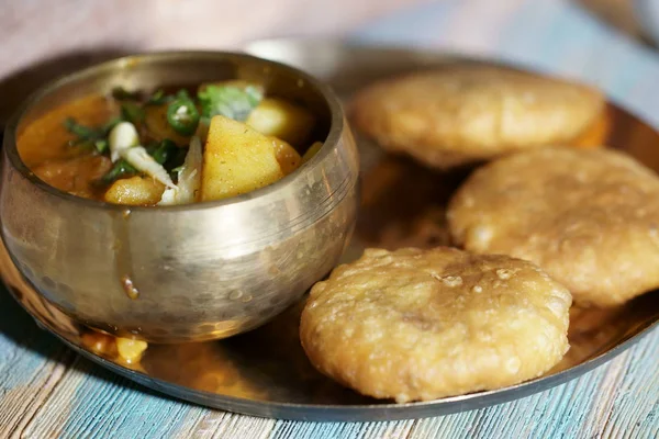 Khasta Kachauri bir tabak patates sabji veya köri baharatlı ve keskin bir kase ile.