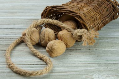 Kopya alanı ile ahşap sepet içinde ceviz.