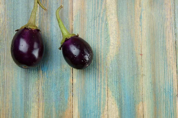 Kleine Lila Auberginen Auf Einem Hölzernen Hintergrund — Stockfoto