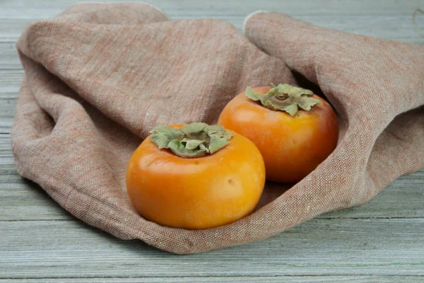 Kaki Auf Einem Hölzernen Hintergrund Mit Einem Pommeapfel — Stockfoto