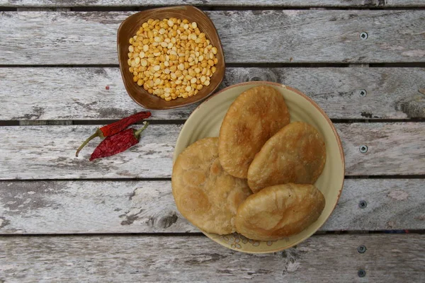 En friterad poori eller Kachauri med sicy lenti fyllning. — Stockfoto