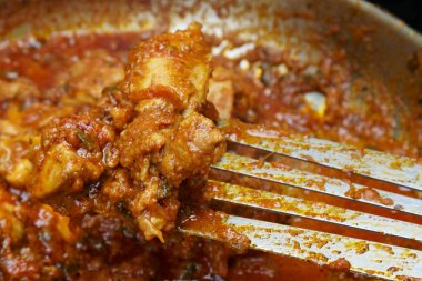 Kömürler üzerinde bir Pan içinde açık havada tava tavuk pişirme.