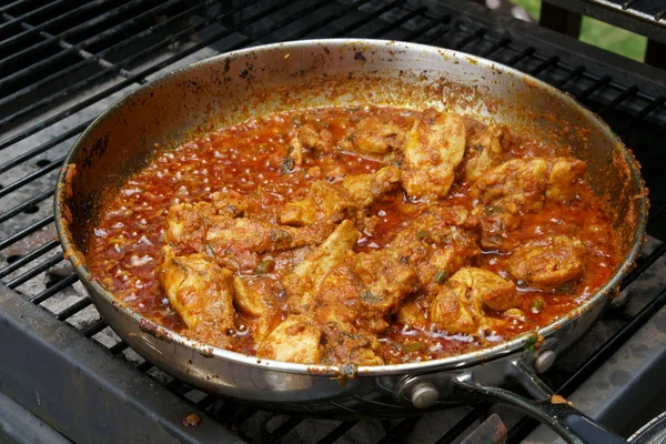 Matlagning Tava kyckling utomhus i en stekpanna på kol. — Stockfoto