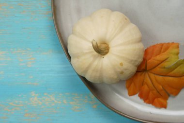 Sonbahar dekorlu ve balkabaklı bir tabak.