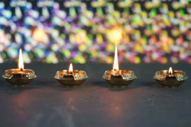 Hint Hindu Diwal festivali için Metal Diyas parladı