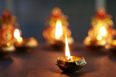 Hint Hindu Diwal festivali için Metal Diyas parladı