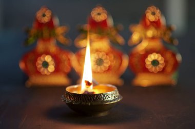 Hint Hindu Diwal festivali için Metal Diyas parladı