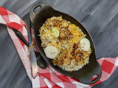 Jackfruit ya da Kathal 'dan yapılmış etsiz biryani, dökme demir bir tabakta vejetaryen için lezzetli bir yemek..