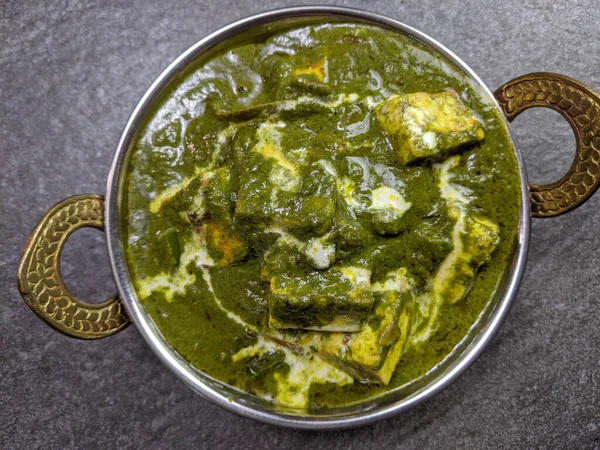 Tazón Palak Paneer Hecho Queso Paneer Sumergido Salsa Espinacas Ligeramente —  Fotos de Stock