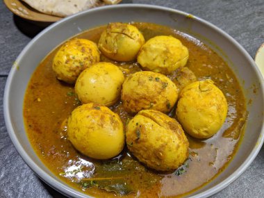 Hint baharatlı körili yumurta ya da taştan bir kasede yumurtalı Masala..