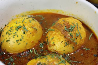 Hint baharatlı körili yumurta ya da taştan bir kasede yumurtalı Masala..