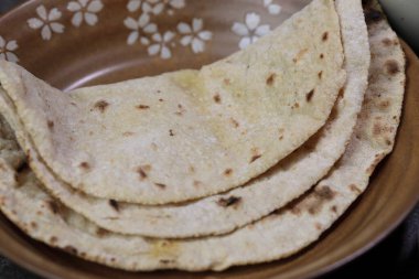 Hint baharatlı körili yumurta ya da taştan bir kasede yumurtalı Masala..