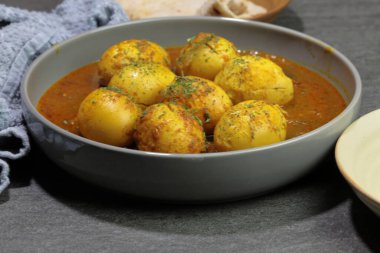 Hint baharatlı körili yumurta ya da taştan bir kasede yumurtalı Masala..