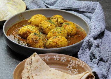 Hint baharatlı körili yumurta ya da taştan bir kasede yumurtalı Masala..