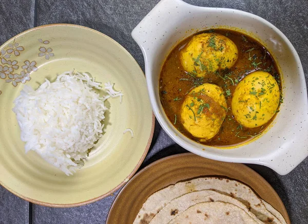 Hint baharatlı körili yumurta ya da taştan bir kasede yumurtalı Masala..