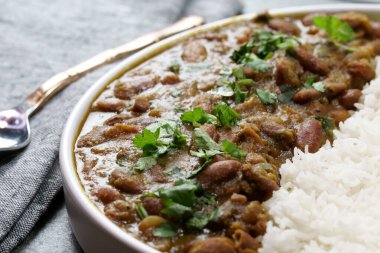 Hint kırmızı böbrek fasulyesi körisi ya da Rajma Masala ve fotokopi alanı olan pirinç tabağı..