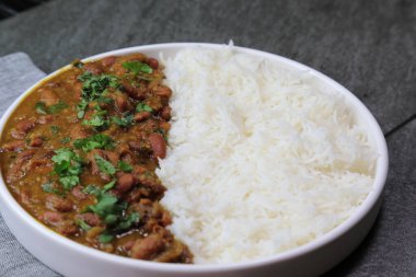 Hint kırmızı böbrek fasulyesi körisi ya da Rajma Masala ve fotokopi alanı olan pirinç tabağı..