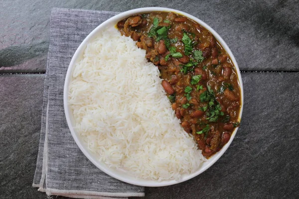 Hint kırmızı böbrek fasulyesi körisi ya da Rajma Masala ve fotokopi alanı olan pirinç tabağı..