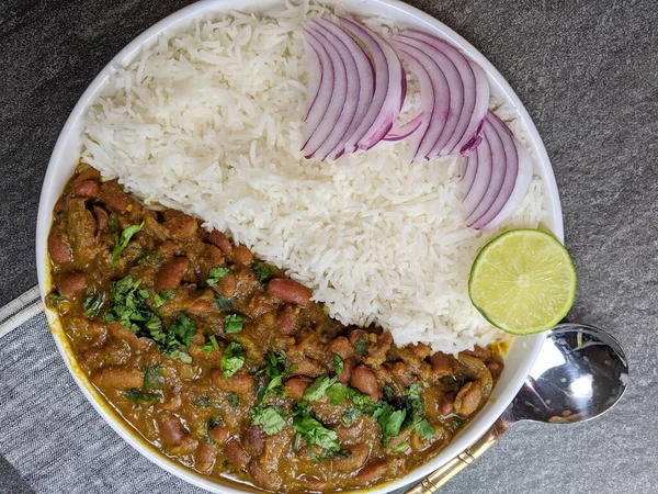Hint kırmızı böbrek fasulyesi körisi ya da Rajma Masala ve fotokopi alanı olan pirinç tabağı..
