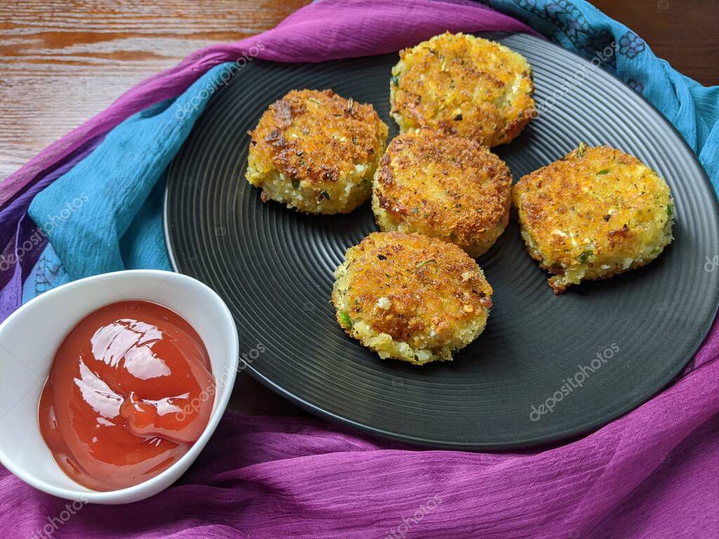 Un plato con Paneer Cutlet, una empanada crujiente empanada con queso