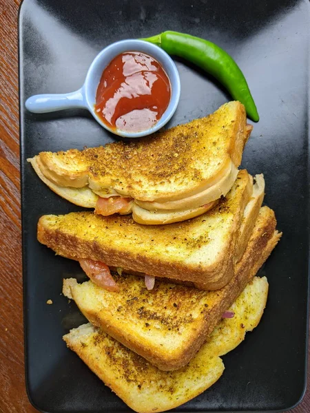 トマトマサラの盛り合わせソースとピーマンのサンドイッチ — ストック写真