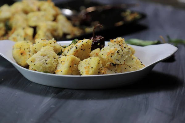 Idli Fry Sfermentowanego Ryżu Ciasta Urad Daal Nazwie Idis Ciemnym — Zdjęcie stockowe