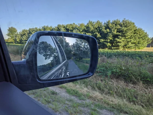 Espelho Carro Com Estrada Reflexo — Fotografia de Stock